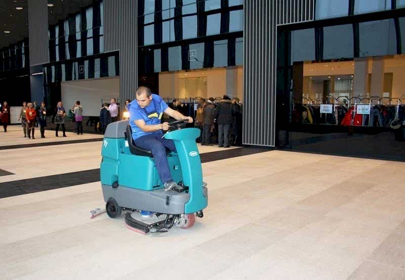 Регулярная уборка торгового цента