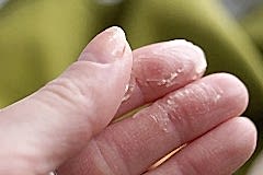 Чем стереть супер-клей с различных поверхностей: пошаговые инструкции и советы