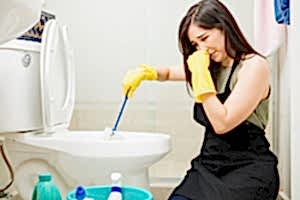 Как избавиться от стойкого запаха в туалете